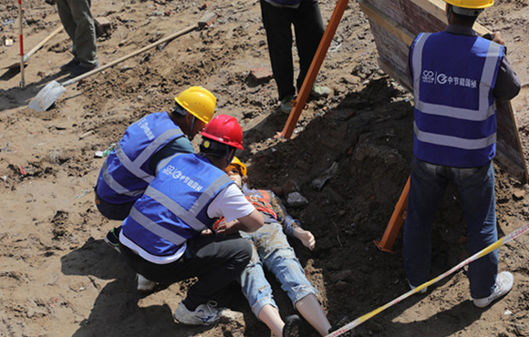 工程公司舉辦“安全生產月”啟動會暨邊坡坍塌事故應急演練